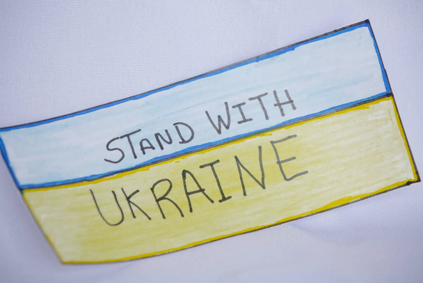 Frase soggiorno con ucraina nei colori della bandiera blu e gialla su una chitarra. - Foto, immagini