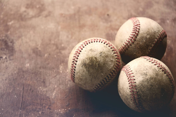 Старі бейсбольні м'ячі на гранжевому фоні з копіювальним простором
 - Фото, зображення
