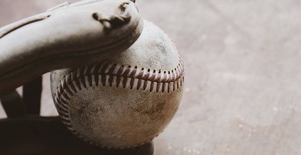 Retro vintage style baseball background with old ball and glove closeup - Photo, image