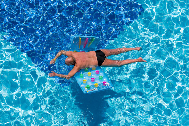 hombre relajante en la piscina
 - Foto, Imagen