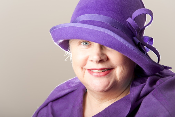 Primer plano de la mujer de pelo blanco en sombrero púrpura
 - Foto, imagen