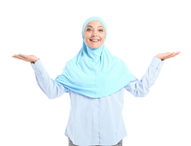 Porträt einer muslimischen Sekretärin auf weißem Hintergrund - Foto, Bild