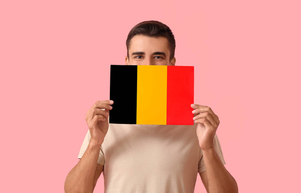 Nuori mies, jolla on Belgian lippu väritaustalla - Valokuva, kuva