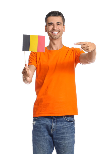 Beyaz arka planda Belçika bayrağı taşıyan genç adam. - Fotoğraf, Görsel