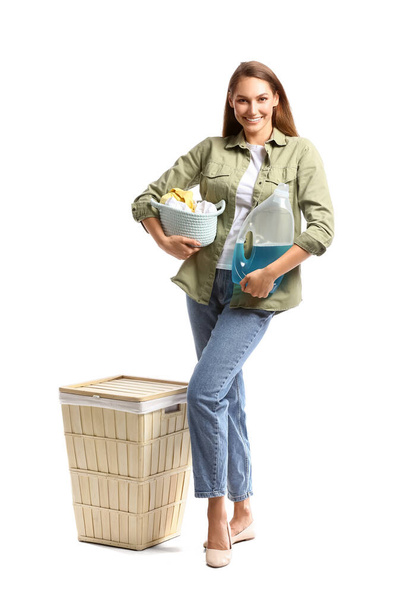 Hermosa ama de casa con detergente y lavandería sobre fondo blanco - Foto, Imagen