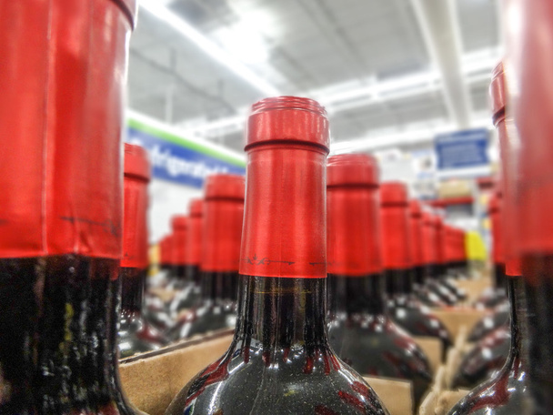 bouteilles de vin empilées sur des supports en bois tourné avec une profondeur limitée de
  - Photo, image