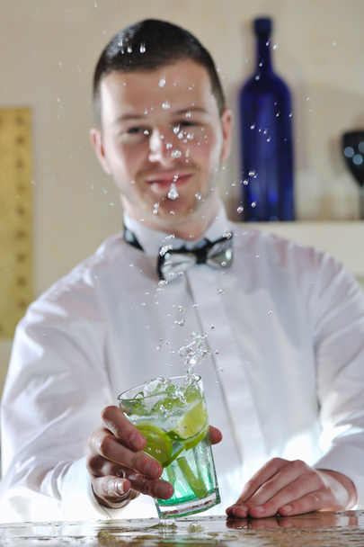 Pro barman prepare coctail drink on party - Foto, immagini