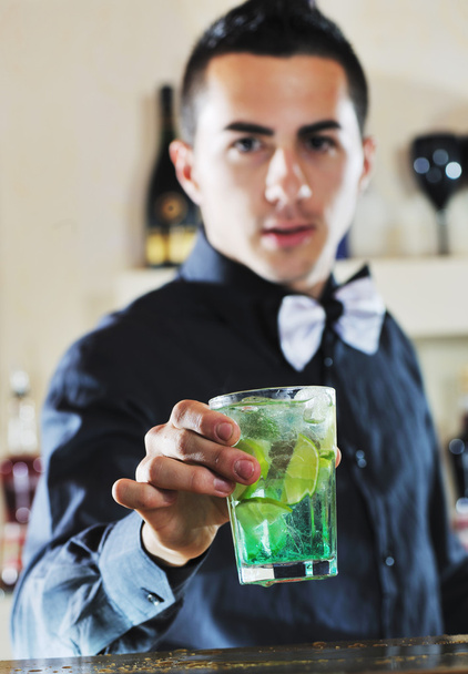 Pro barman prepare coctail drink on party - Foto, Imagen