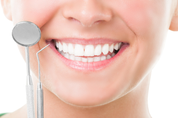 Primer plano de la sonrisa perfecta y herramientas de dentista
 - Foto, Imagen