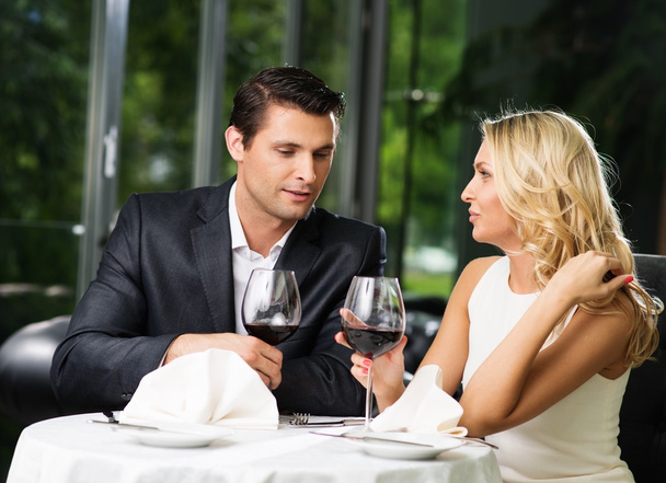 Coppia allegra in un ristorante con bicchieri di vino rosso
 - Foto, immagini