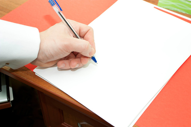 Подписание чистого листа за ручкой
  - Фото, изображение