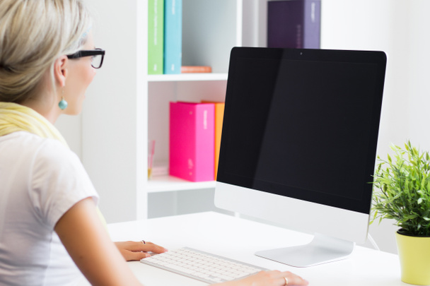 Młoda kobieta kreatywnych działa z komputera w biurze - Zdjęcie, obraz