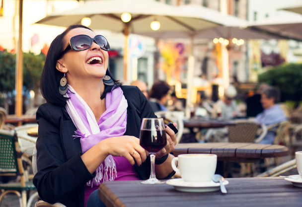 Mulher desfrutando de noite com café e vinho no café ao ar livre
 - Foto, Imagem