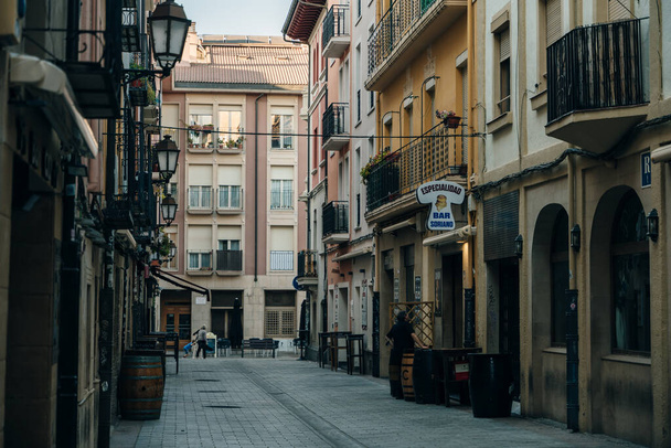 LOGRONO, ESPANHA - nov, 2021 Rua estreita com restaurantes. Logrono, Espanha. Foto de alta qualidade - Foto, Imagem