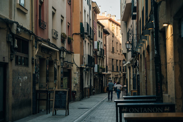 LOGRONO, ŠPANĚLSKO - nov, 2021 Úzká ulice s restauracemi. Logrono, Španělsko. Kvalitní fotografie - Fotografie, Obrázek