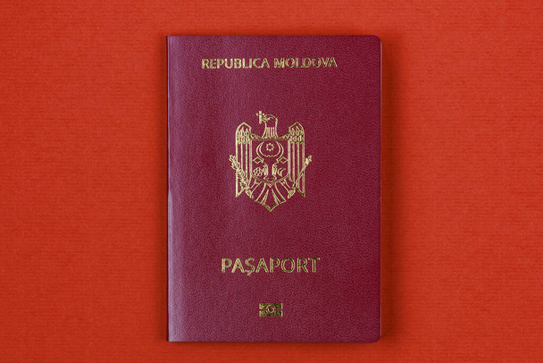 Moderní zahraniční cestovní pas občana Moldavské republiky. Pozadí s prostorem pro kopírování textu. - Fotografie, Obrázek