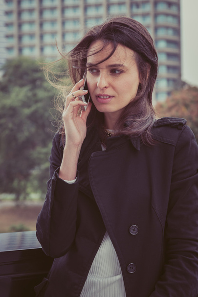 Güzel kız şehir sokaklarında telefonda konuşuyor - Fotoğraf, Görsel
