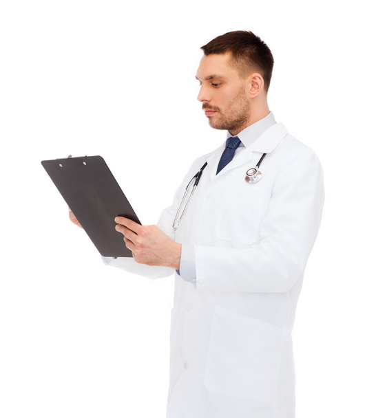 serious male doctor with clipboard and stethoscope - Foto, afbeelding