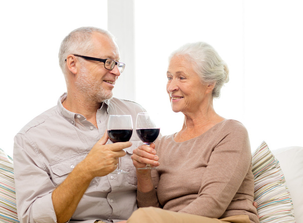 happy senior couple with glasses of red wine - Zdjęcie, obraz