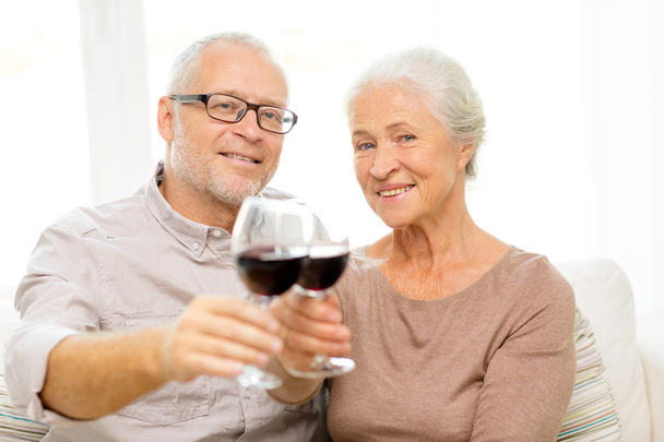 Feliz pareja mayor con copas de vino tinto
 - Foto, imagen