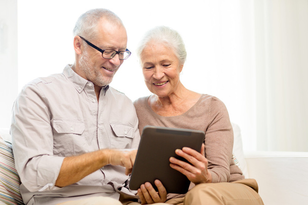 happy senior couple with tablet pc at home - Foto, Bild