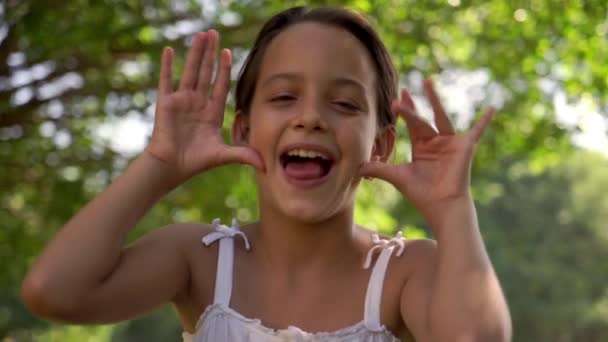 17of18 lustiges Schulmädchen, Kind macht Gesicht Fratze, Kinder, Menschen - Filmmaterial, Video