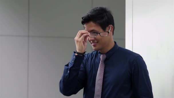 6of6 Happy asijské podnikatel zahodil dioptrické brýle, brýle, muž, zrak - Záběry, video
