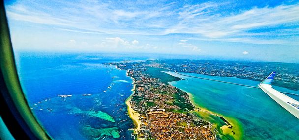 Чудовий вигляд острова Балі і Лабуан Бахо з вікна літака. Подорож від острова Балі до Лабуан - Баджо представляє дивовижний вид з вікна літака. - Фото, зображення