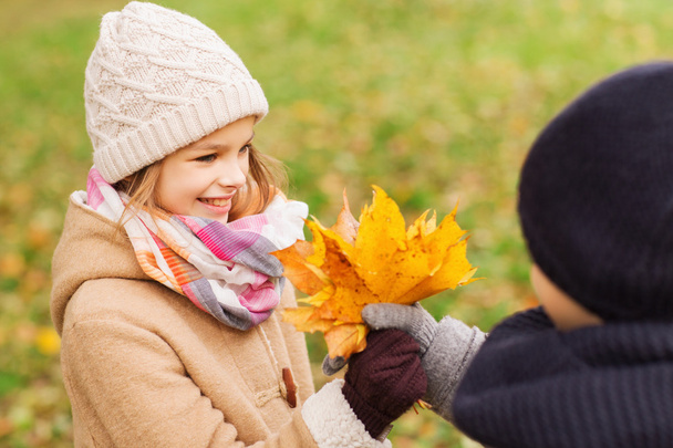 smiling children in autumn park - Foto, Bild