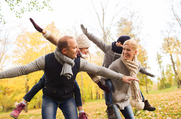happy family having fun in autumn park - Foto, afbeelding