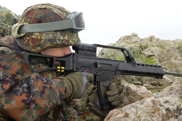 Soldier targeting with a rifle - Valokuva, kuva