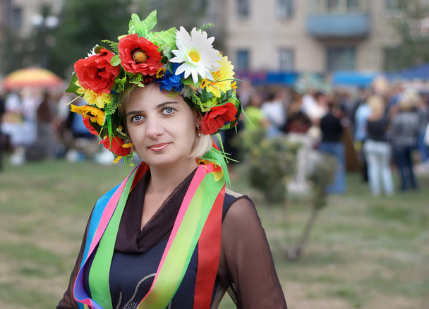 Mulher com uma coroa de flores ucraniana
 - Foto, Imagem
