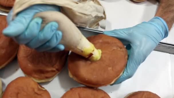 Sisilian Zeppolen täyttäminen vaniljakastikkeella
 - Materiaali, video