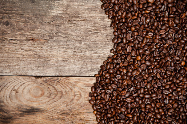 Coffee beans on wood table - Zdjęcie, obraz