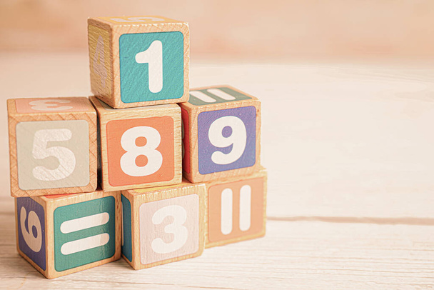 Número de blocos de madeira cubos para aprender Matemática, educação matemática conceito. - Foto, Imagem