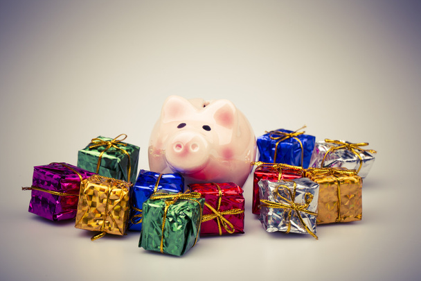 Scatola di denaro maiale tra regalo di Natale
 - Foto, immagini