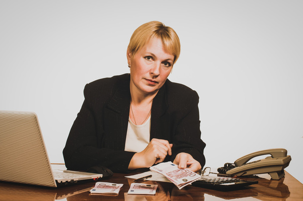 Mature businesswoman offering money - Valokuva, kuva