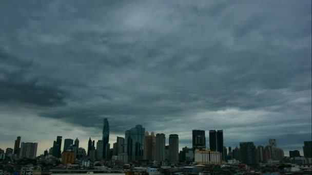 Time lapse of clouds dark sky and cloudy moving over the Bangkok skyline and skyscraper in Bangkok city downtown at the rooftop of Hotel, Chan Road Sathorn, Bangkok, Tailândia. - Filmagem, Vídeo