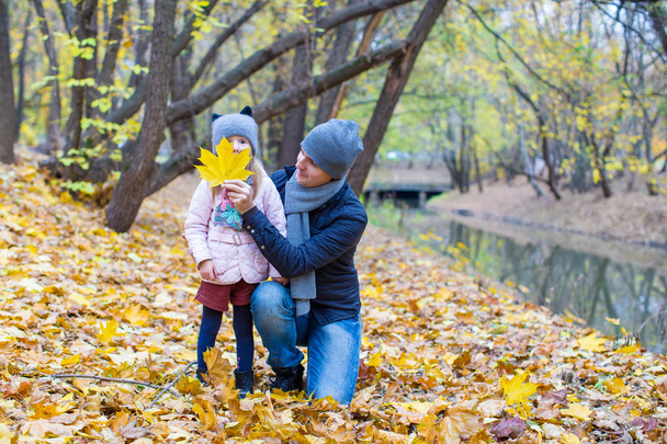 Niña y papá en el parque de otoño al aire libre
 - Foto, Imagen
