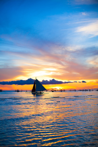 Voilier au coucher de soleil impressionnant sur l'île de Boracay
 - Photo, image