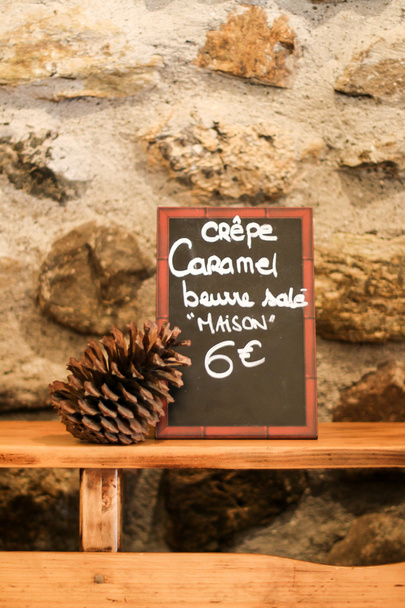 Cartel en el casco antiguo francés vendiendo un crepe - Paisaje
  - Foto, Imagen
