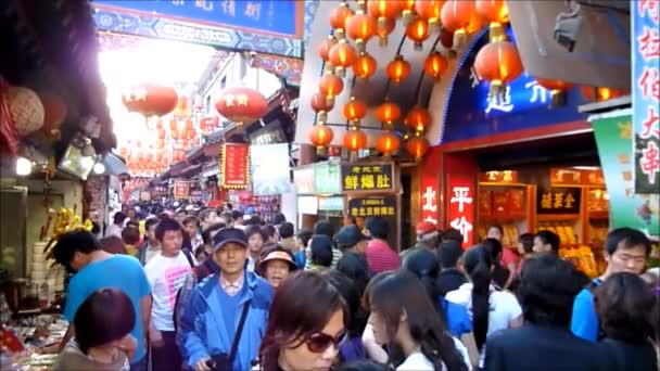 Menschen, die in der Wangfujing-Straße gehen - Filmmaterial, Video