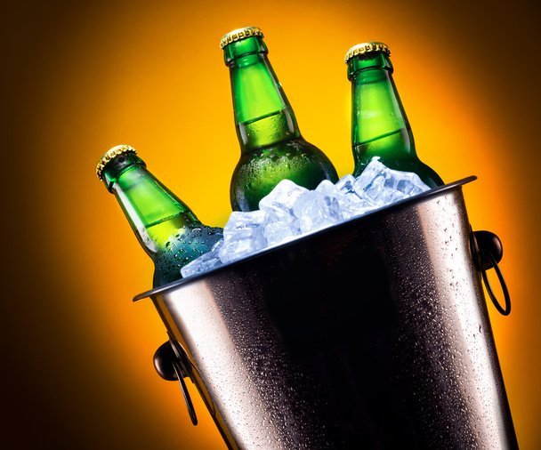 Pivní láhve v kbelíku s ledem - Fotografie, Obrázek
