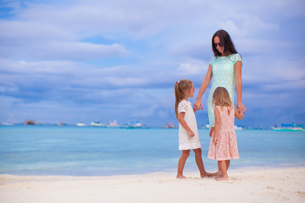 Bela mãe e suas filhas na praia exótica
 - Foto, Imagem