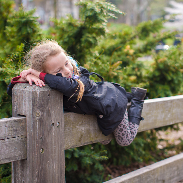 Чарівної маленької дівчинкою весело провести час в центральному парку в Нью-Йорку - Фото, зображення