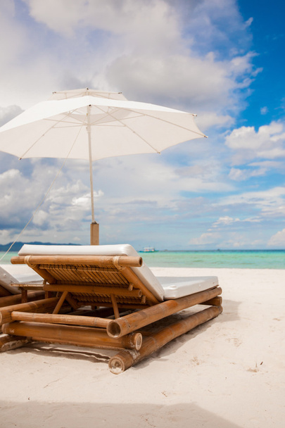 Пляжні дерев'яні стільці для відпочинку на тропічному пляжі
 - Фото, зображення