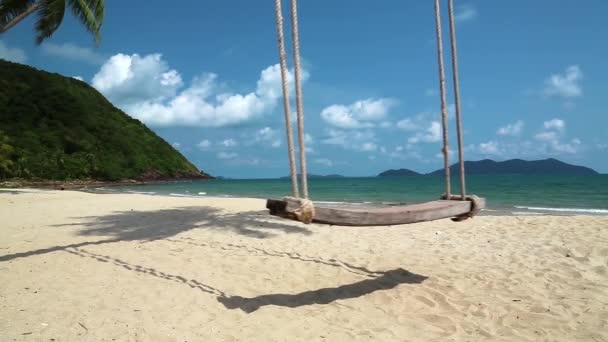 Swing στην ακτή ενός όμορφου νησιού - Πλάνα, βίντεο
