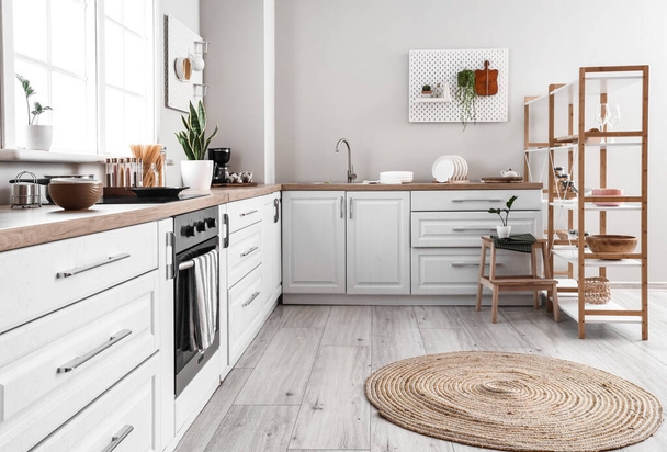 Interiér moderní kuchyně s pulty a regálovou jednotkou - Fotografie, Obrázek