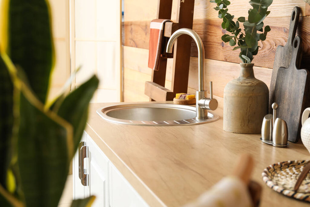 Moderní pult s umyvadlem a prkny u dřevěné stěny - Fotografie, Obrázek