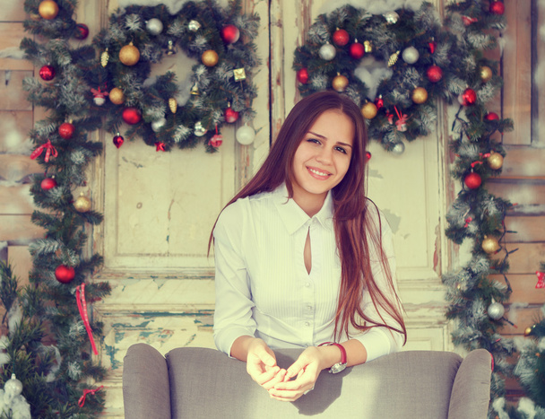 Усміхнена дівчина-підліток розважається над різдвяним прикрасою фон
 - Фото, зображення